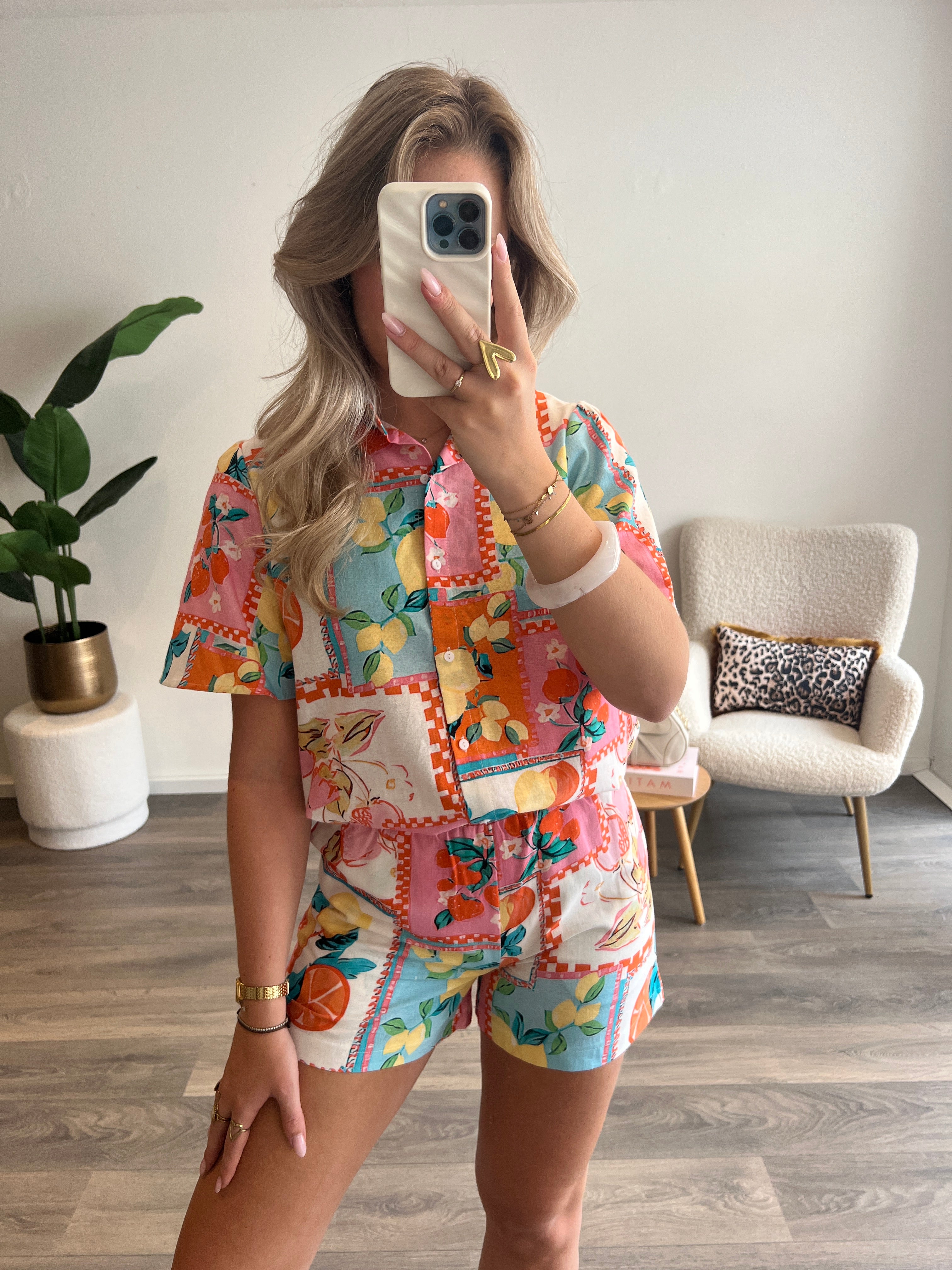Short Lilly